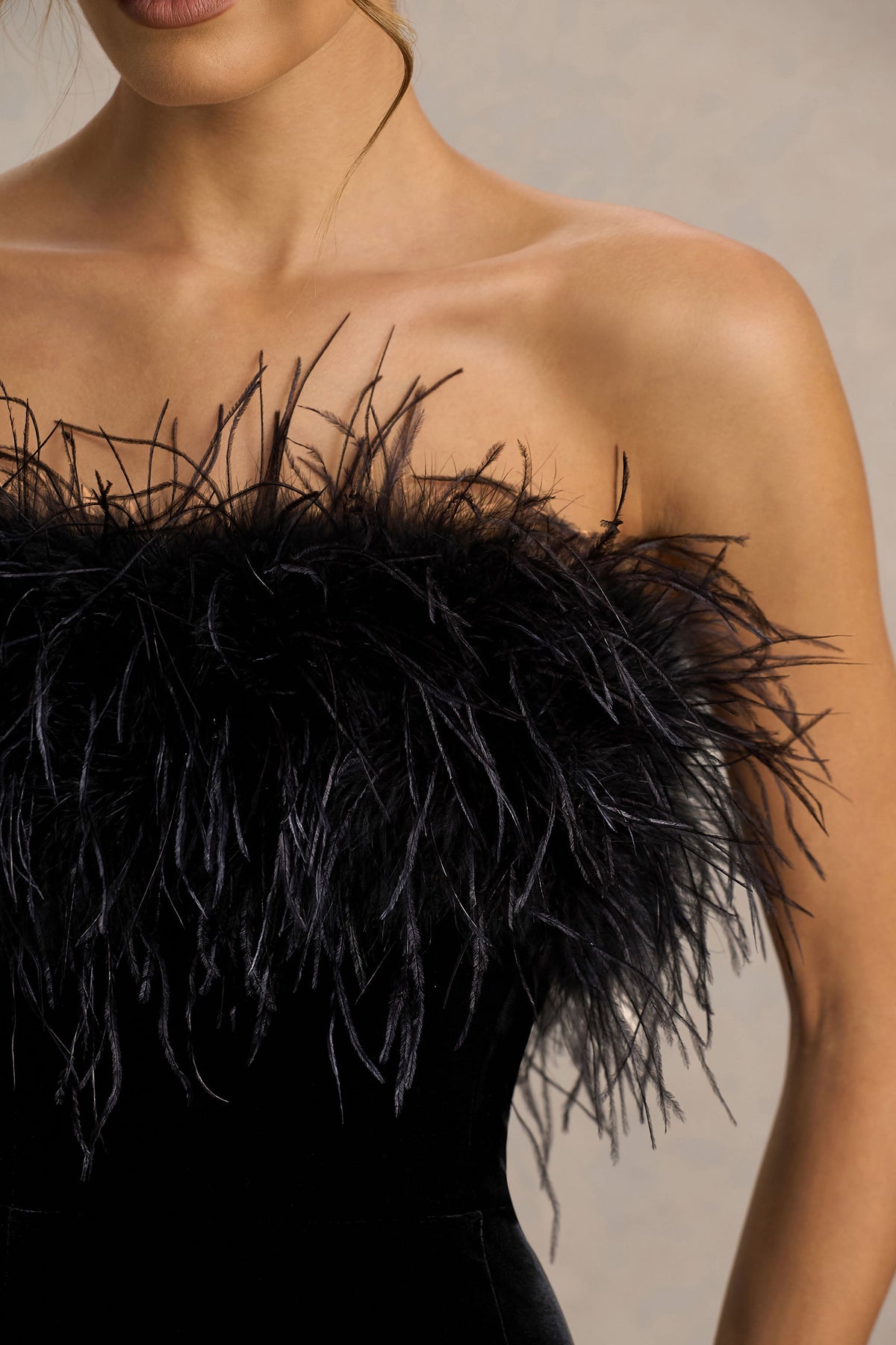 Arella | Vestido Largo de terciopelo negro con escote bandeau y ribete de plumas
