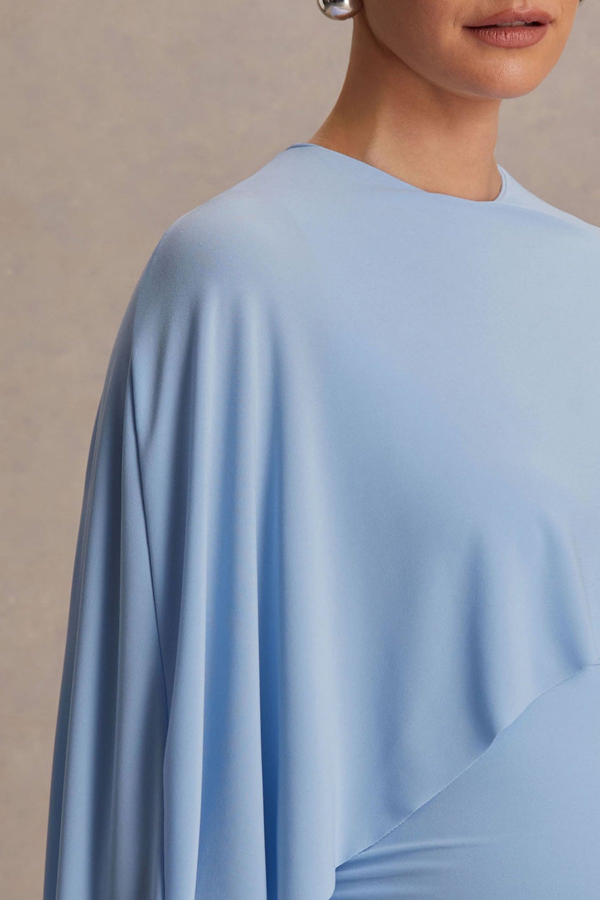 Padma | Vestido Largo Premamá Azul Polvo Drapeado con Mangas Capa