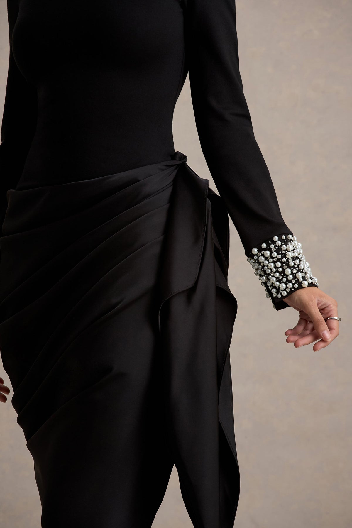 Luanna | Vestido Midi Negro de Satén con Mangas Largas y Falda Drapada
