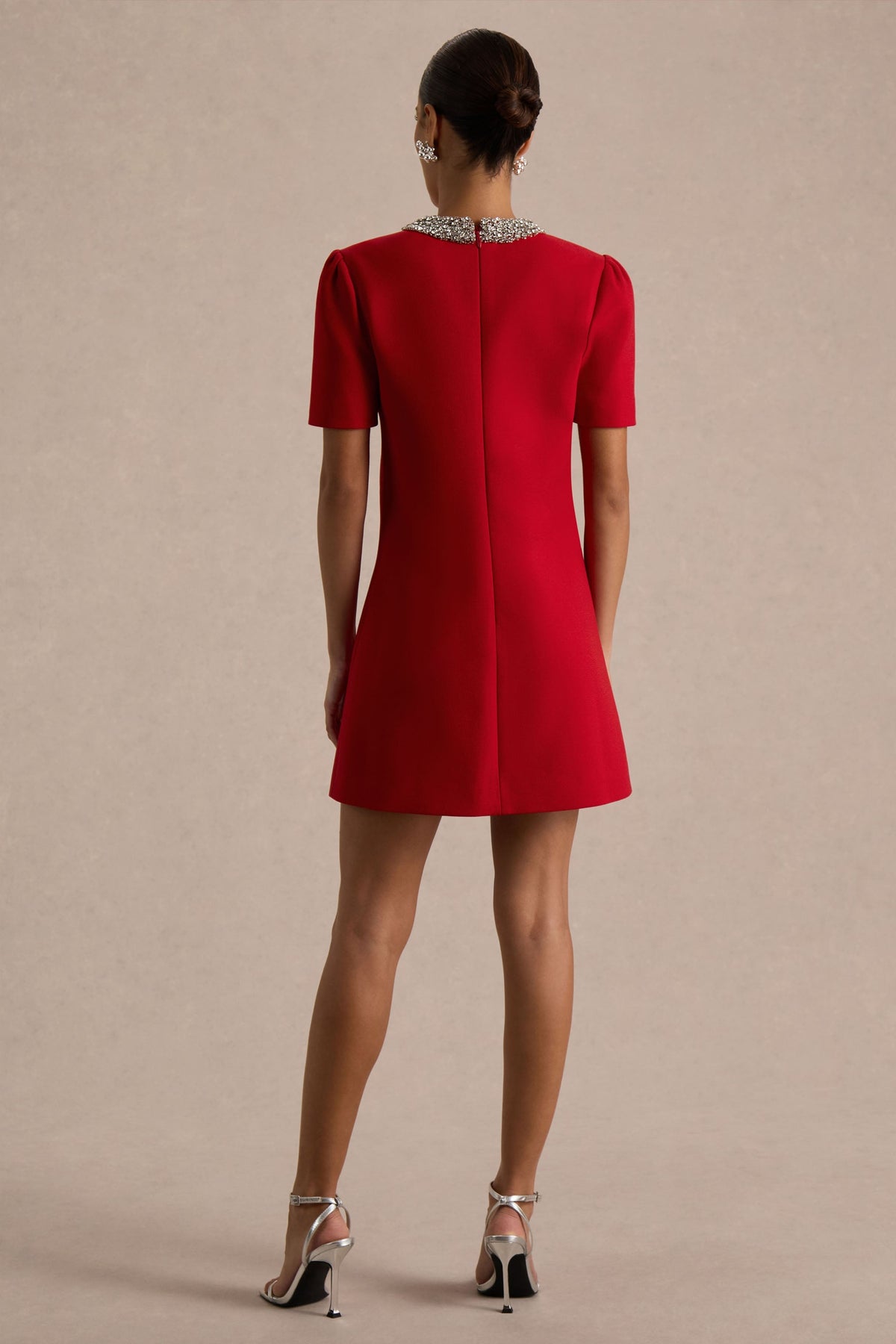 Jackie | Vestido Corto Rojo de Cuello Alto Adornado