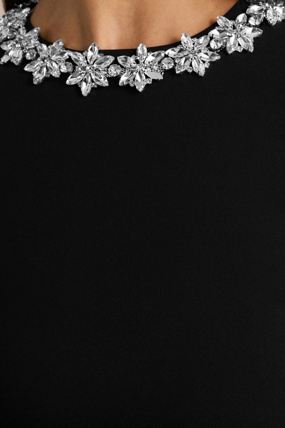 My Wish | Vestido Corto Negro con Cuello Alto Adornado y Cintura Caída
