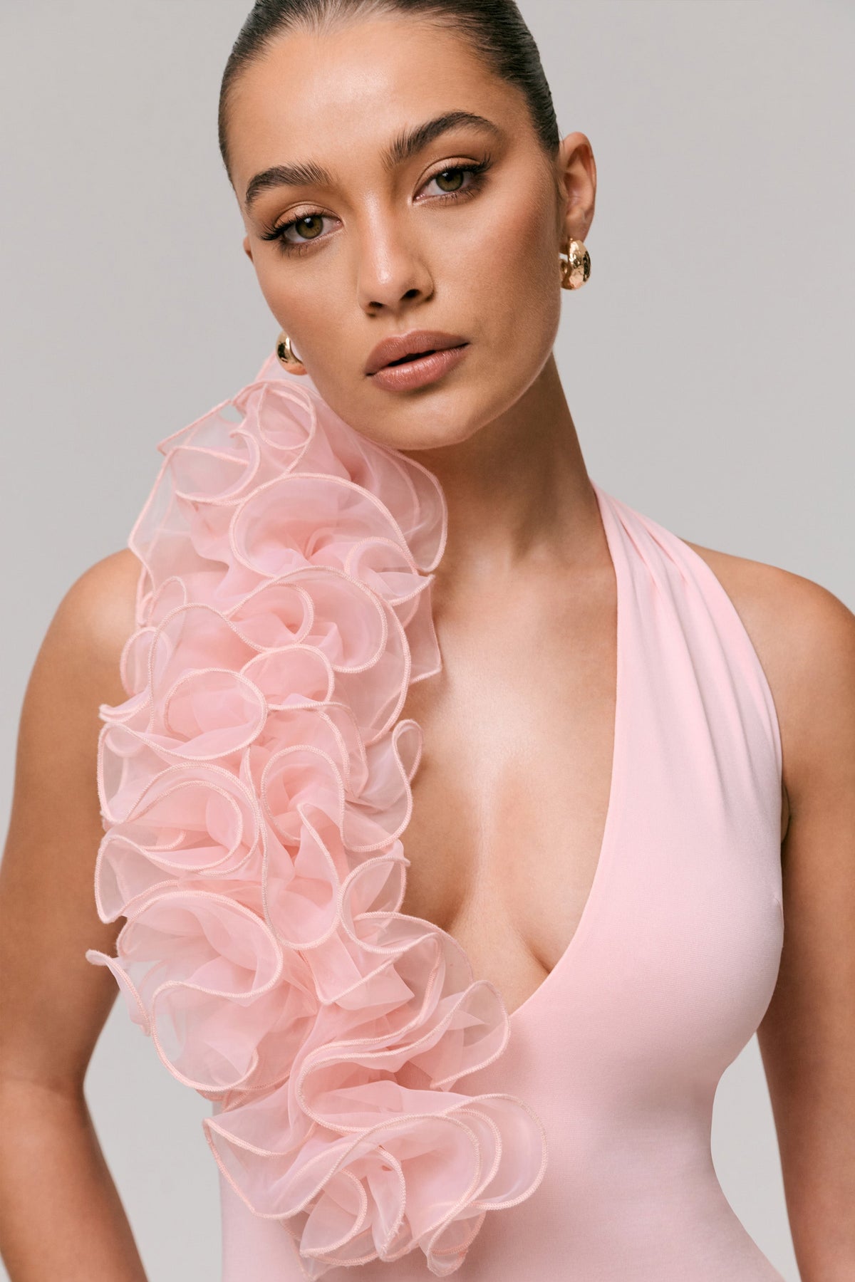 Harriet | Vestido largo rosa con escote pronunciado y detalle floral lateral