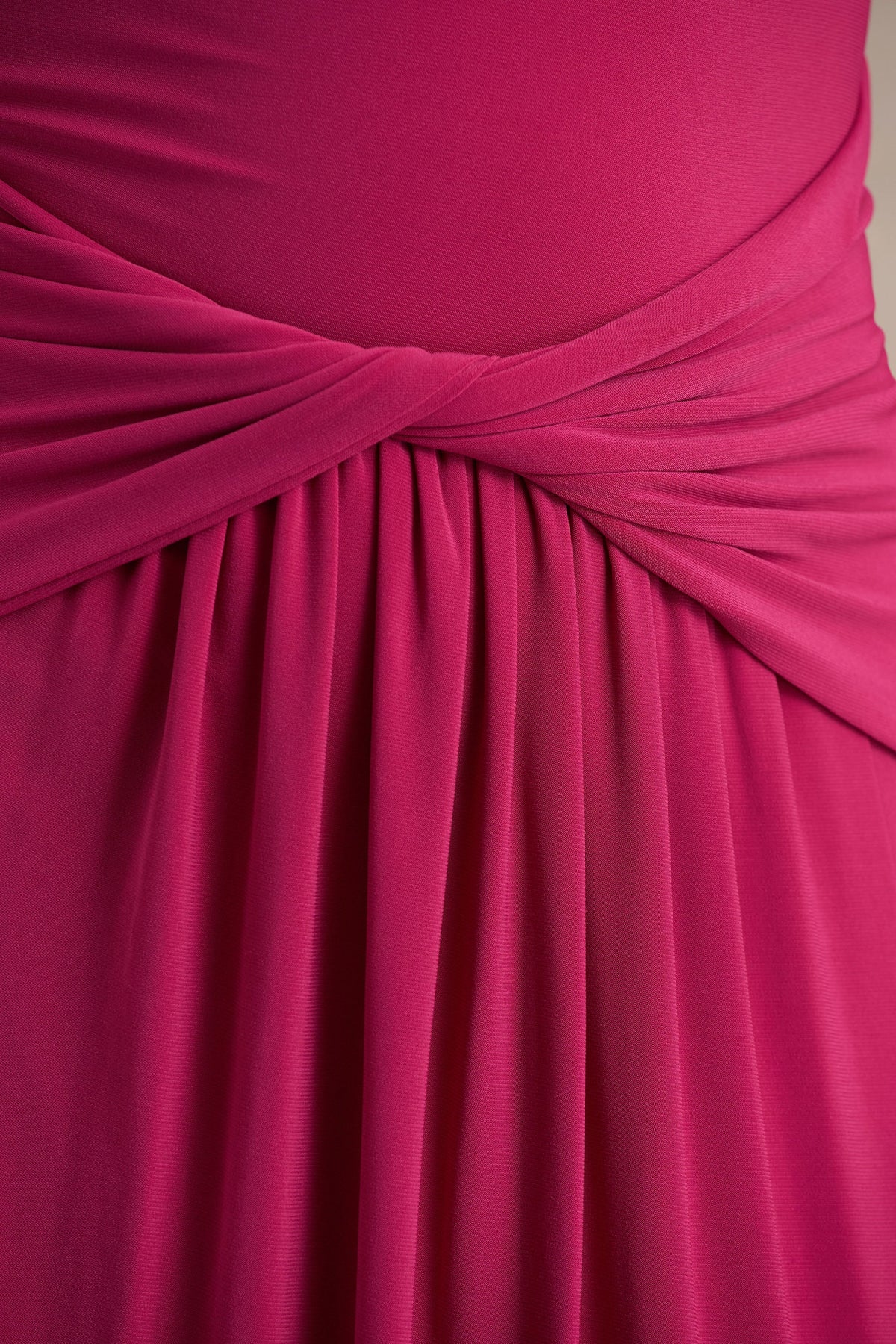 Hourglass | Vestido Largo Fucsia de Manga Larga con Escote alto, Detalle Cruzado en la Cintura y Abertura Frontal