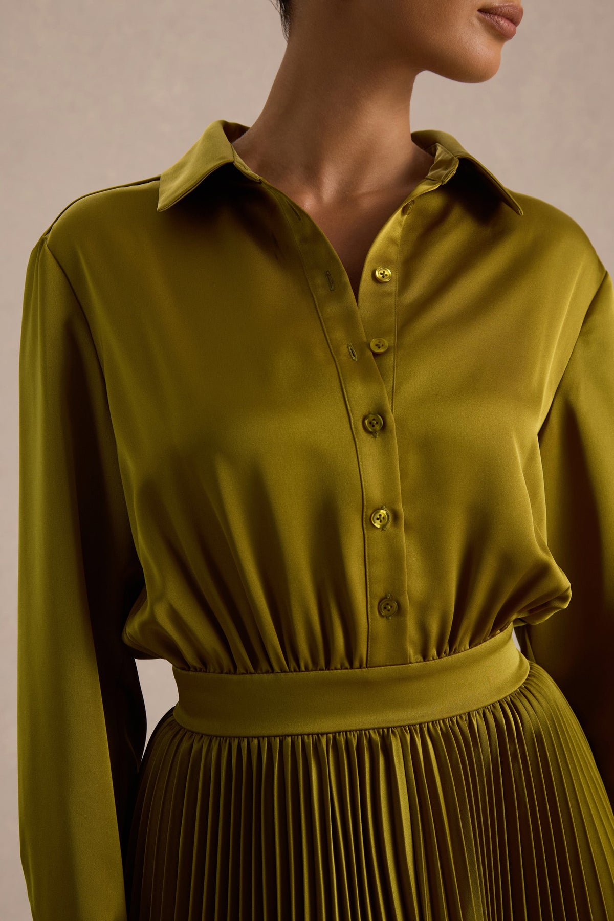 Naxos | Vestido Largo Camisero de Satén Color Oliva