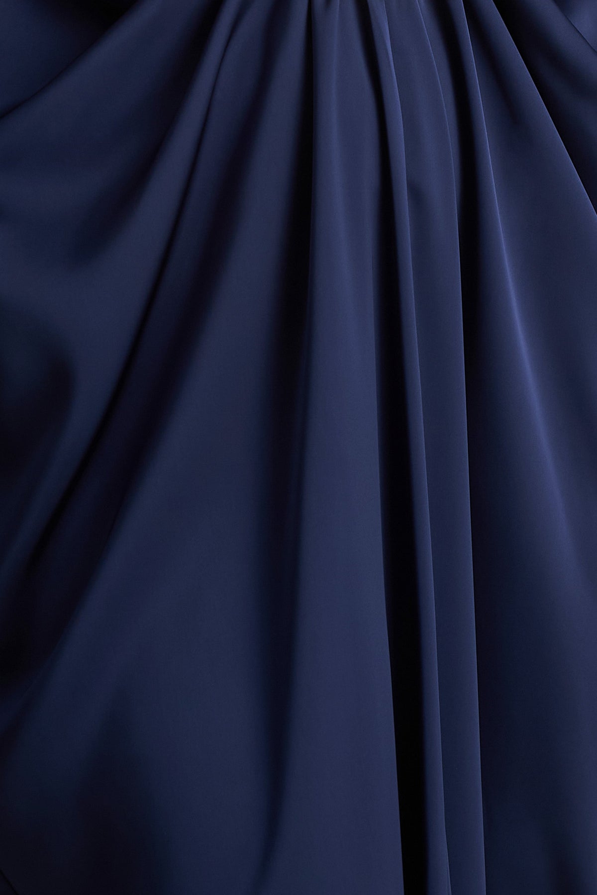 Tina | Vestido largo satinado azul marino con detalle dorado y mangas murciélago