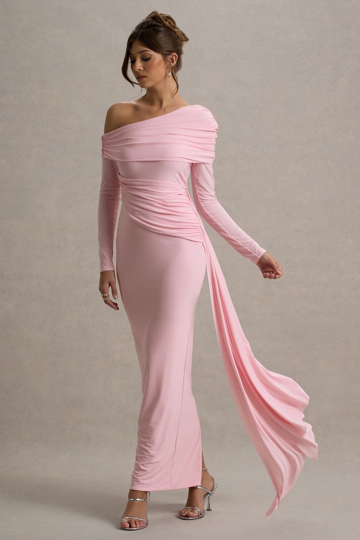 Valina | Vestido largo rosa con mangas largas y drapeado lateral