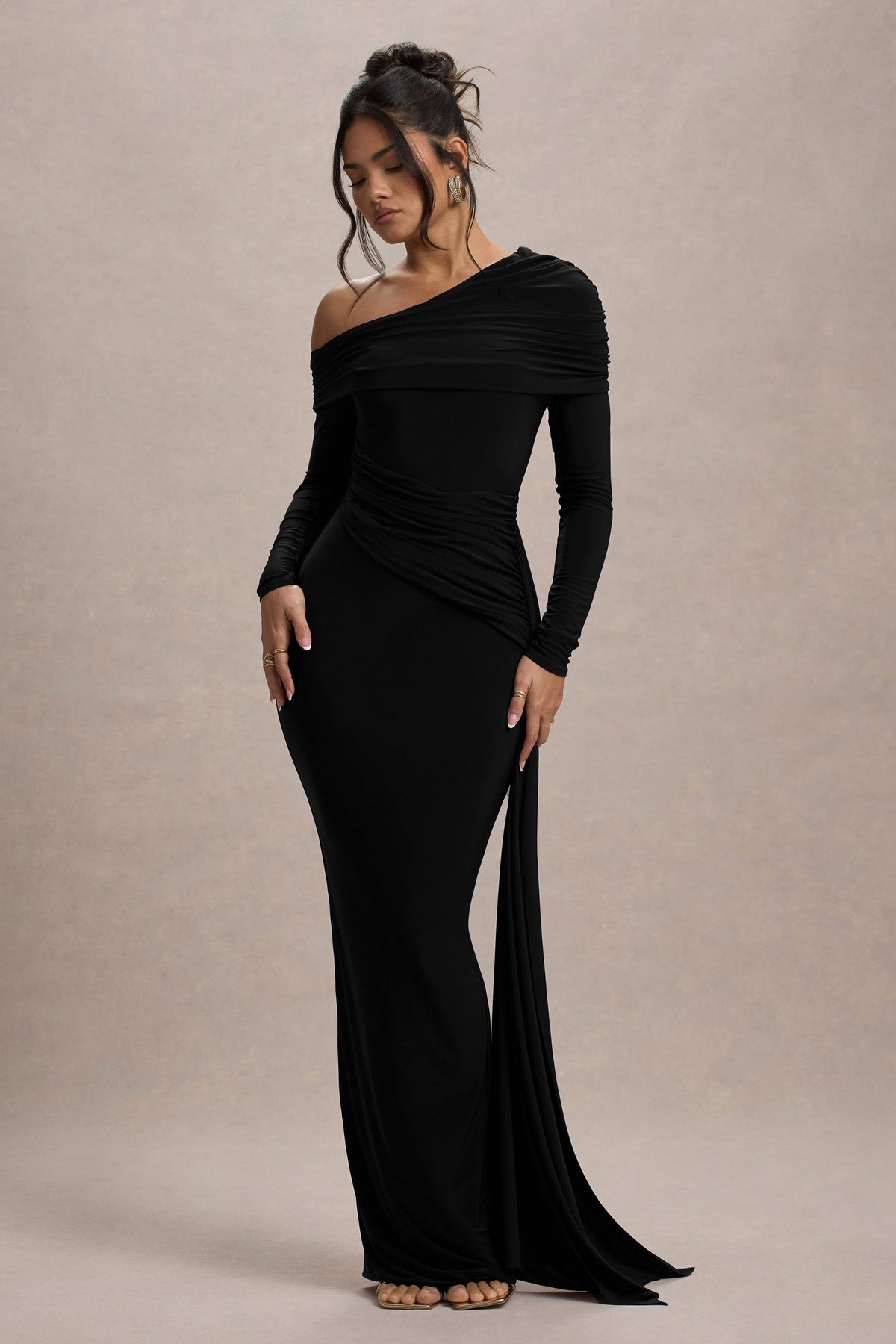 Valina | Vestido largo negro con escote asimétrico y drapeado