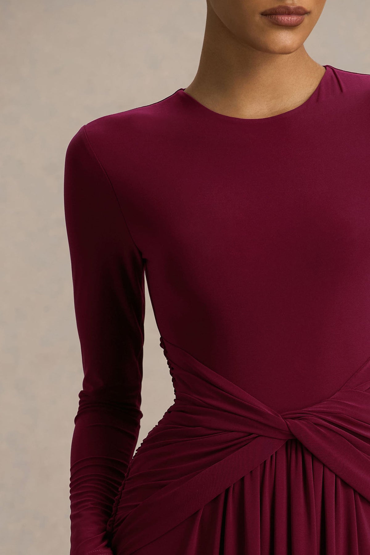 Estrella | Vestido Largo en tono berry con cuello alto y detalle fruncido
