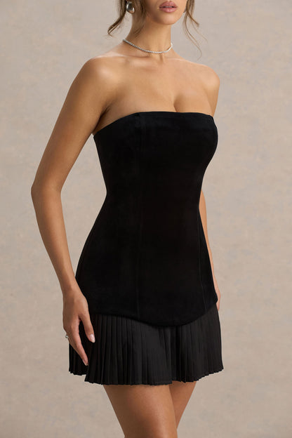 Valentina | Vestido corto de terciopelo negro con escote bandeau y falda plisada