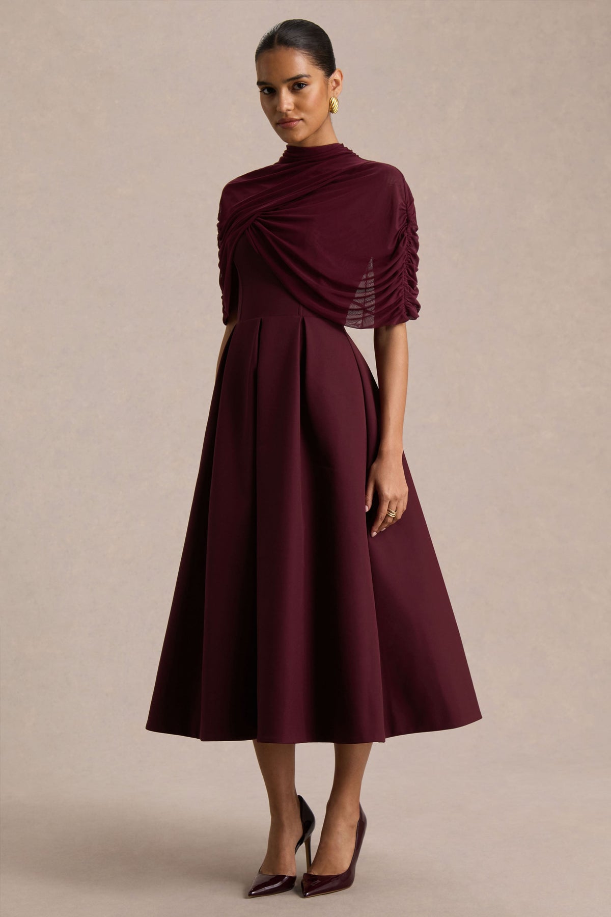 Thalia | Vestido midi burdeos con cuello alto y capa de malla transparente