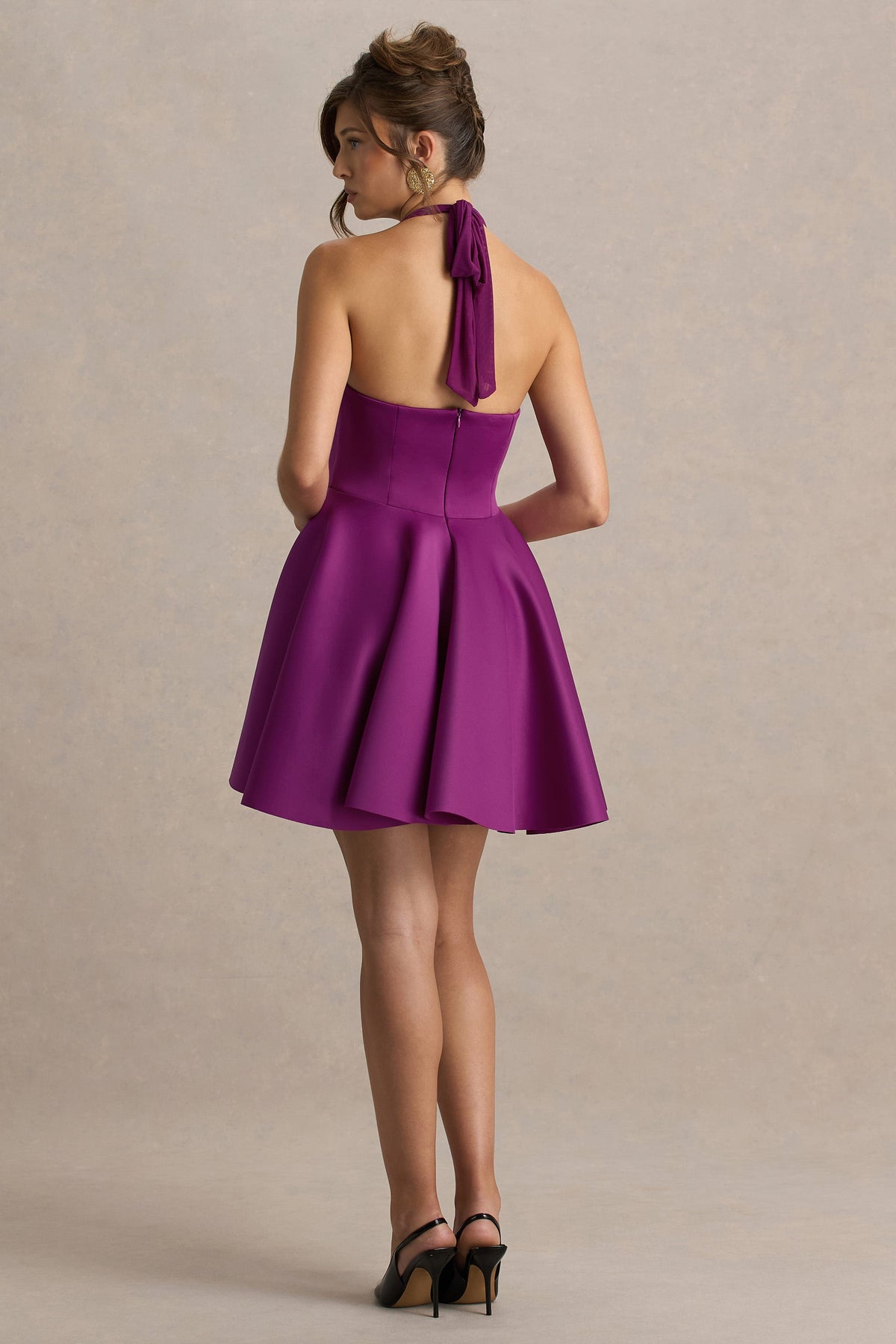 Peggy | Vestido Corto Skater En Tono Morera Con Escote Halter