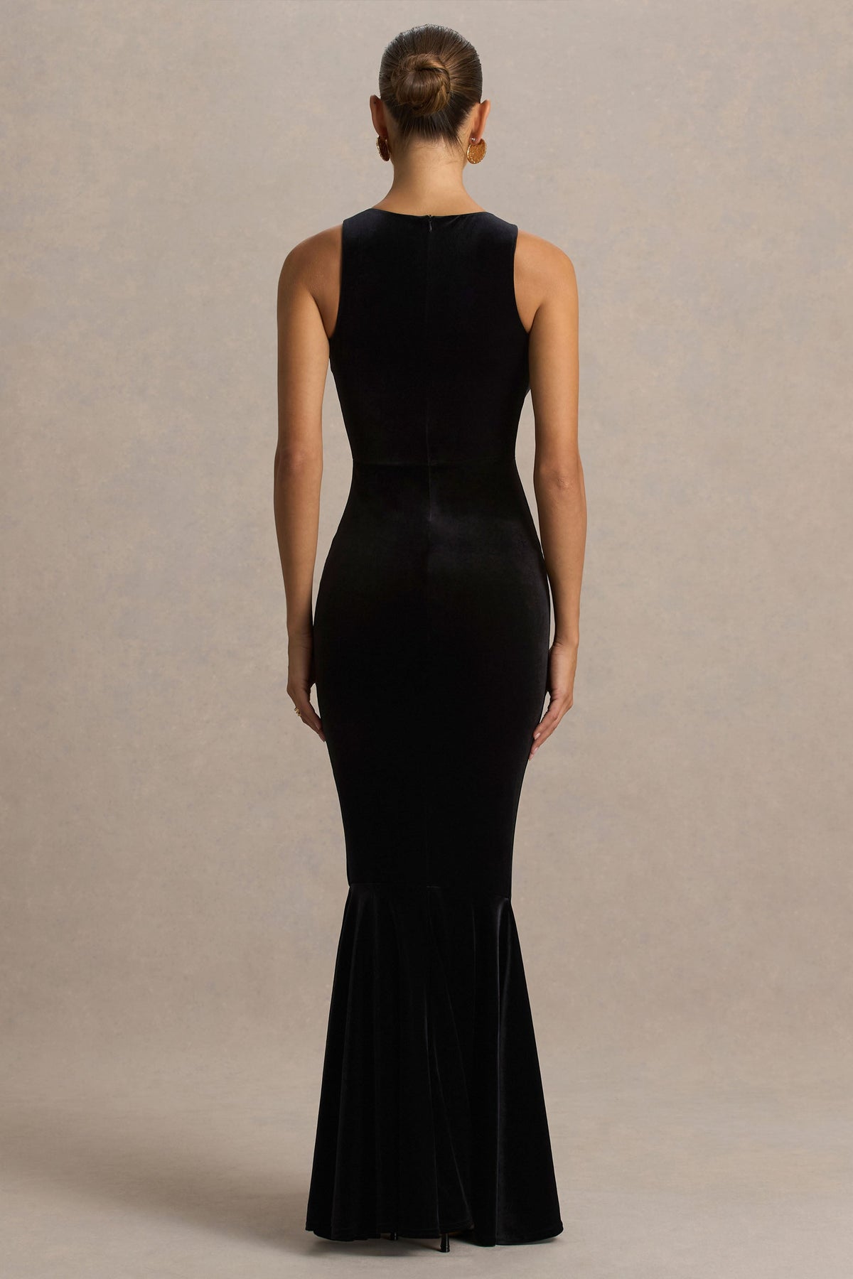 Pippa | Vestido Largo Negro De Terciopelo Con Cuello Redondo Y Cola De Sirena