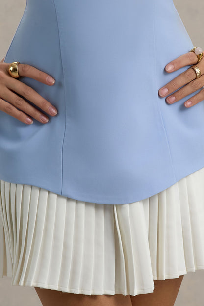 Autumn | Vestido corto con escote Bandeau Azul bebé con falda plisada en blanco