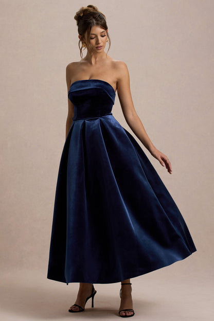 Addina | Vestido largo de terciopelo en azul marino con falda plisada