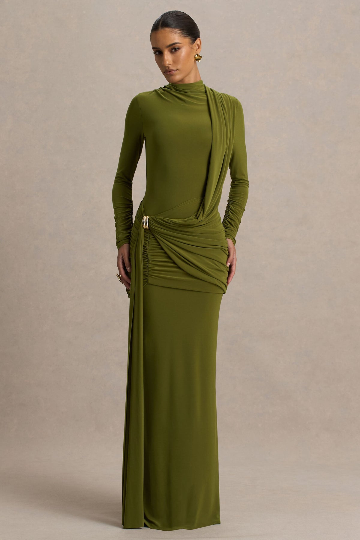 Melissa | Elegante Vestido Largo Oliva de Escote Alto con Detalles Drapeados y Fajín