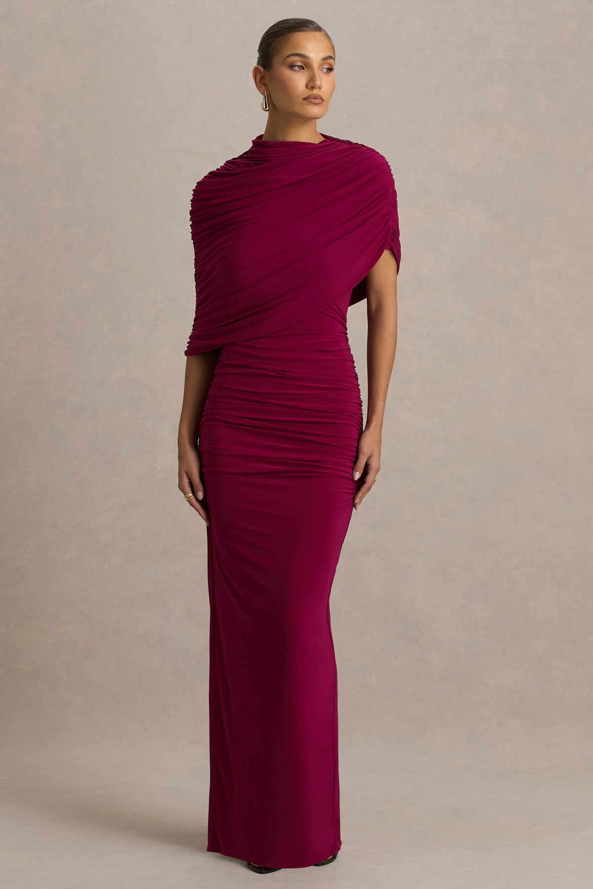 Glitz | Vestido largo en Burdeos con Escote Alto, Manga Capa y Detalles Fruncidos