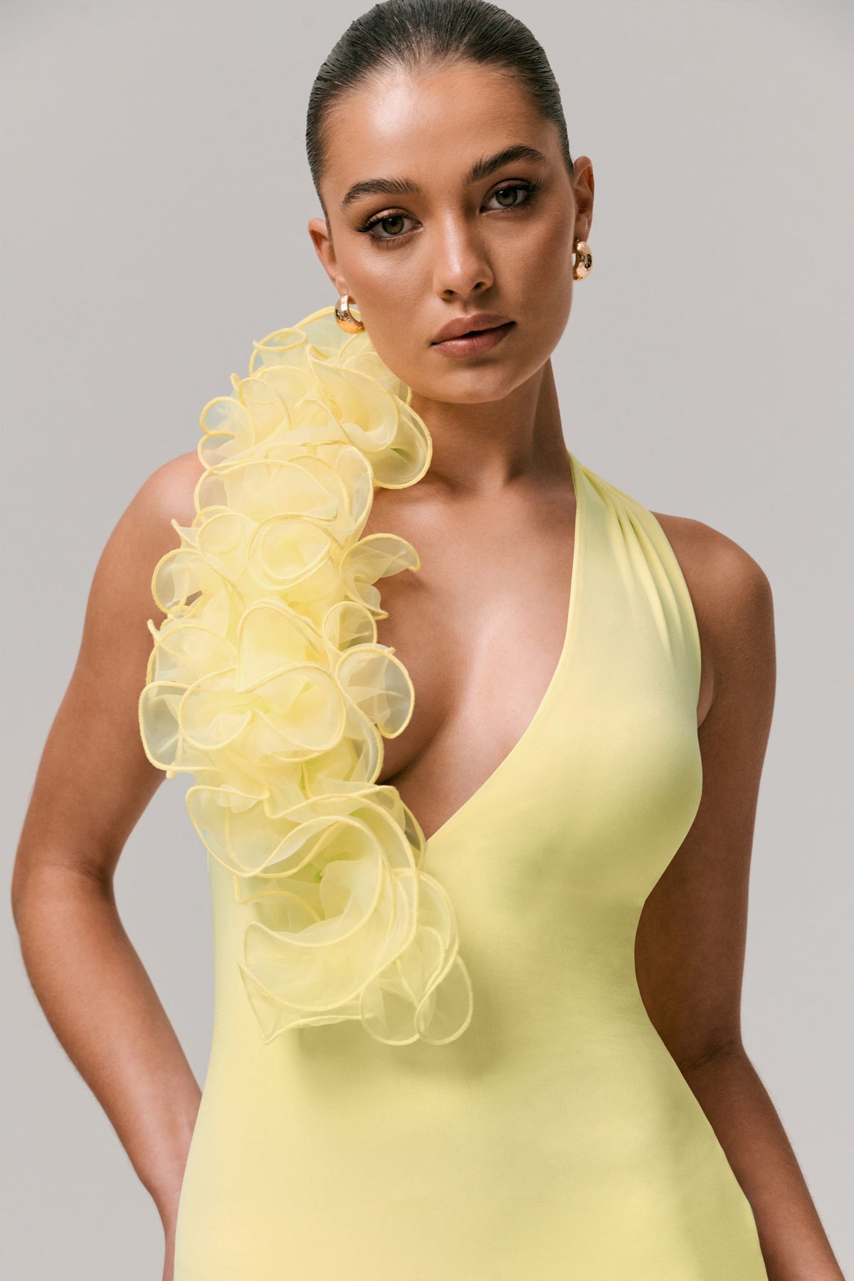 Harriet | Vestido largo amarillo con escote pronunciado y detalle floral lateral