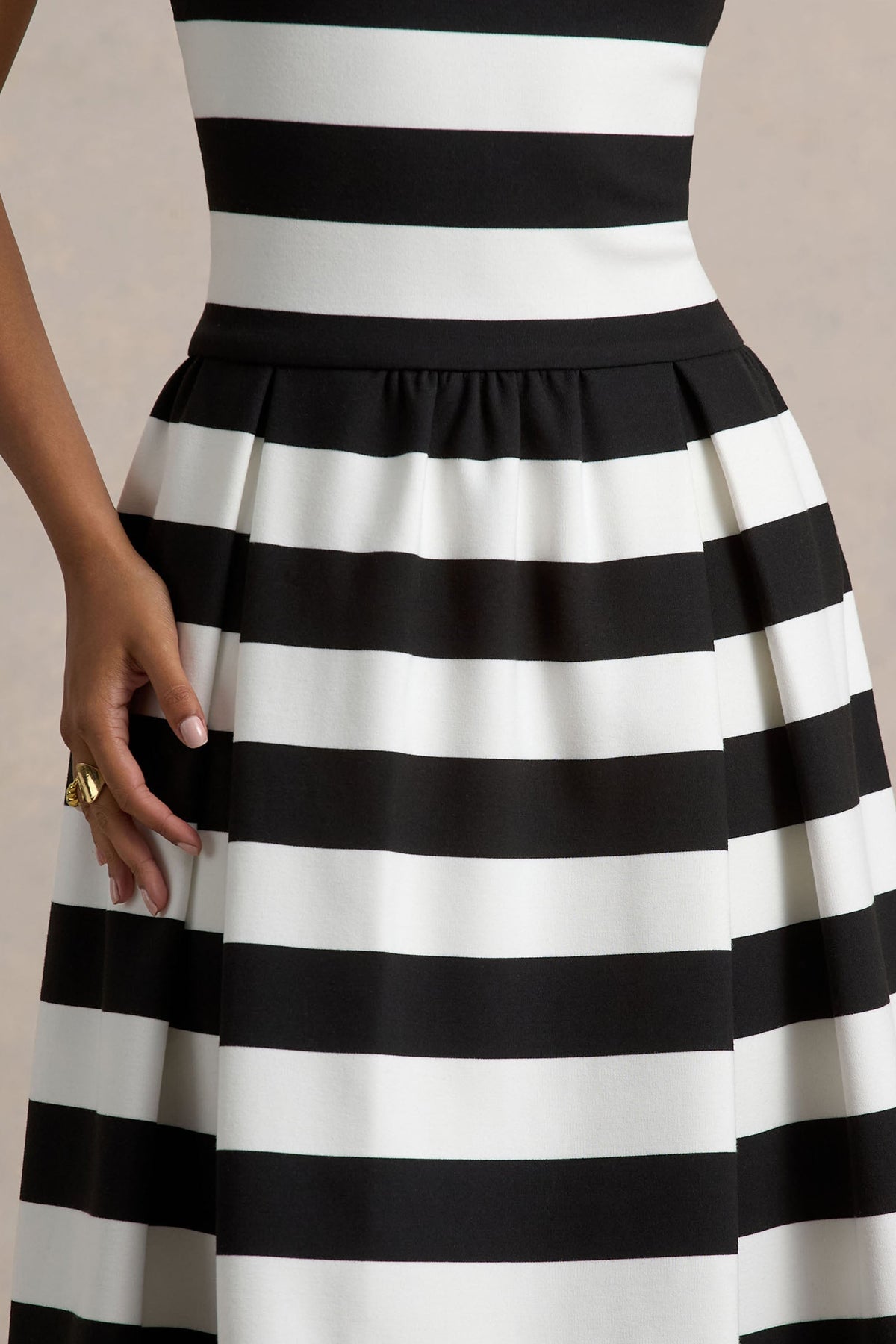 Monte Carlo | Vestido midi de rayas blanco y negro con escote cuadrado