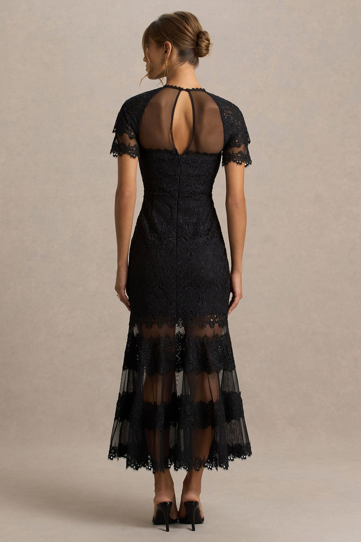 Leanne | Vestido midi negro de encaje y malla con cuello redondo y corte sirena