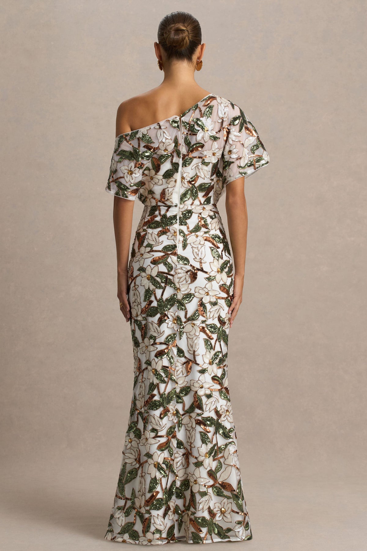 Iony | Vestido Largo de cuello asimétrico con detalles florales, malla y lentejuelas en blanco y verde