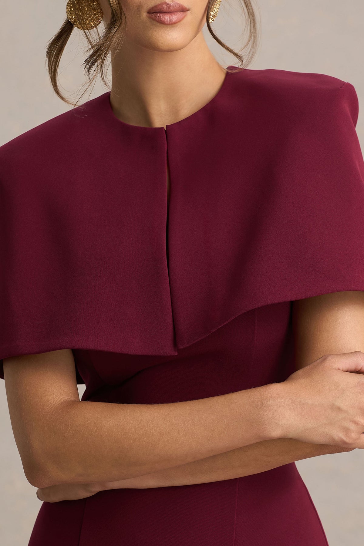 Baylor | Vestido Midi Burdeos Con Capa Corta Desmontable