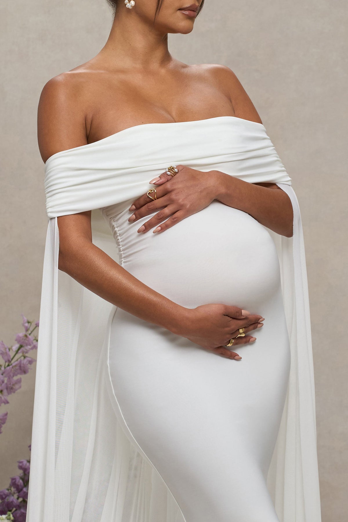 Carlotta | Vestido largo en blanco de maternidad con escote bardot y capa trasera