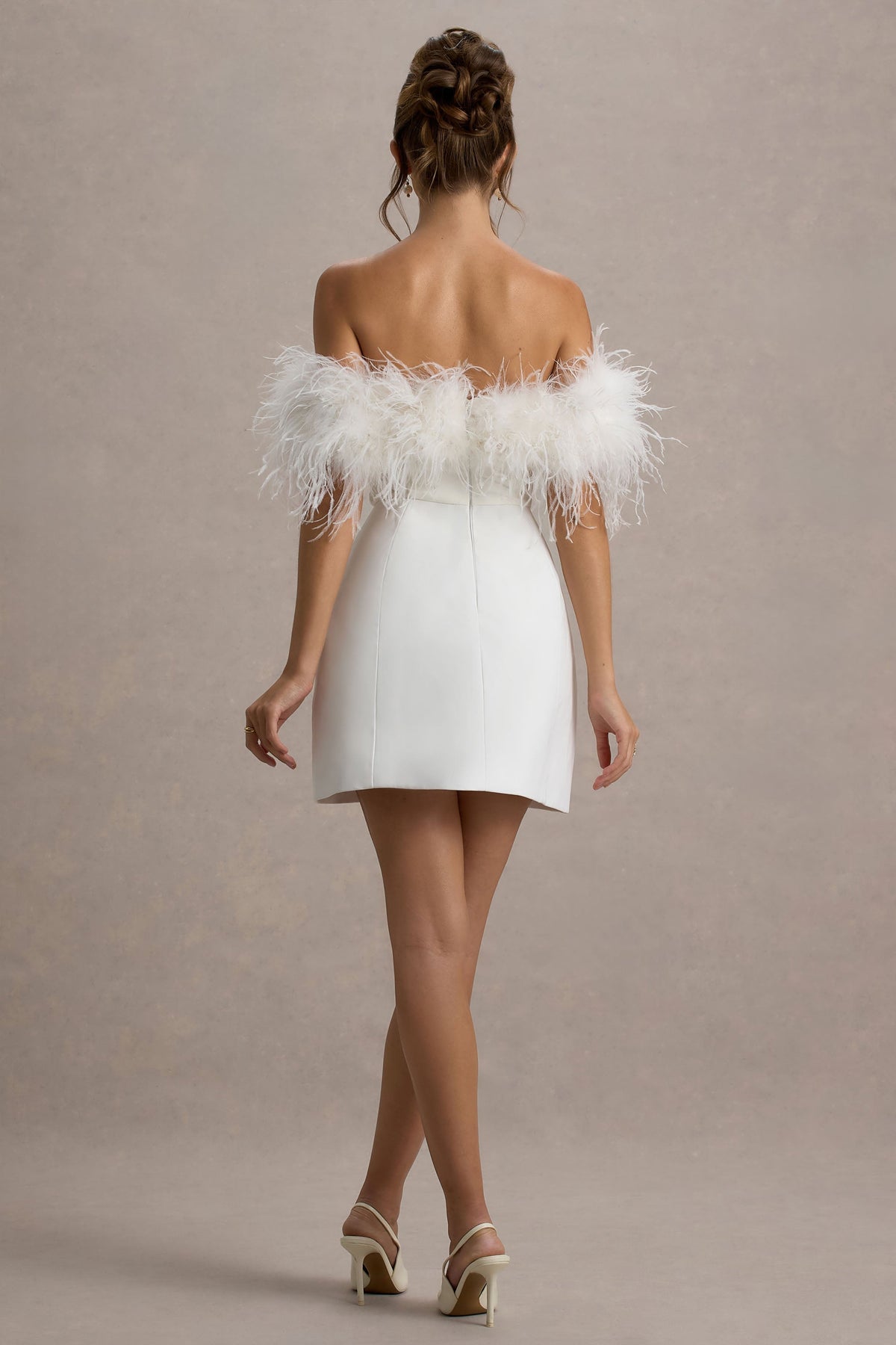 Palace | Vestido corto blanco con escote bardot y detalle de plumas