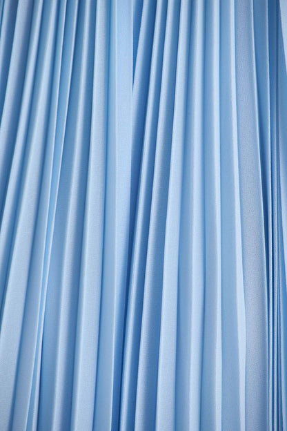 Reyna | Vestido largo azul bebé de gasa plisada con detalle de capa