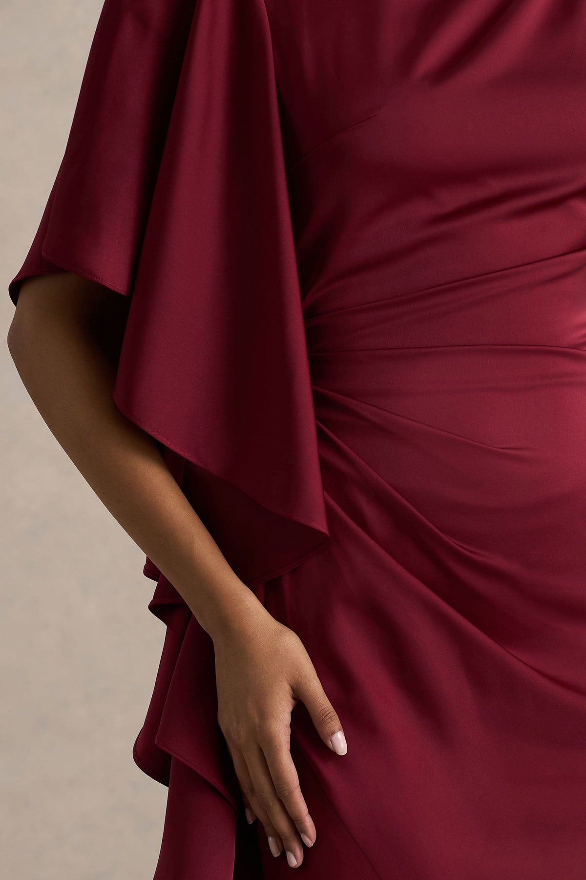 Freya | Vestido Largo De Satén Burdeos Con Cuello Alto y Detalle Fruncido