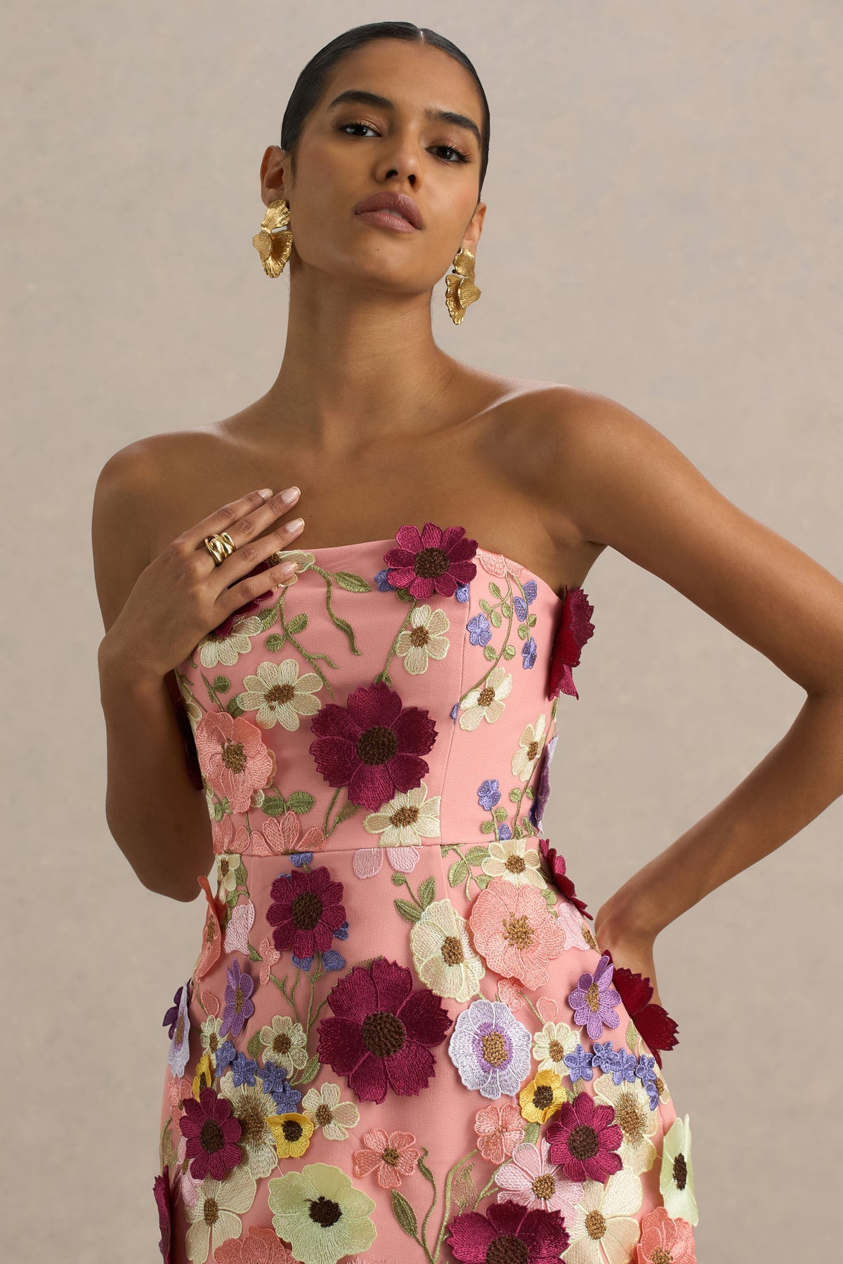 Kristen | Vestido corto Rosa con Bordado Floral y Escote bandeau