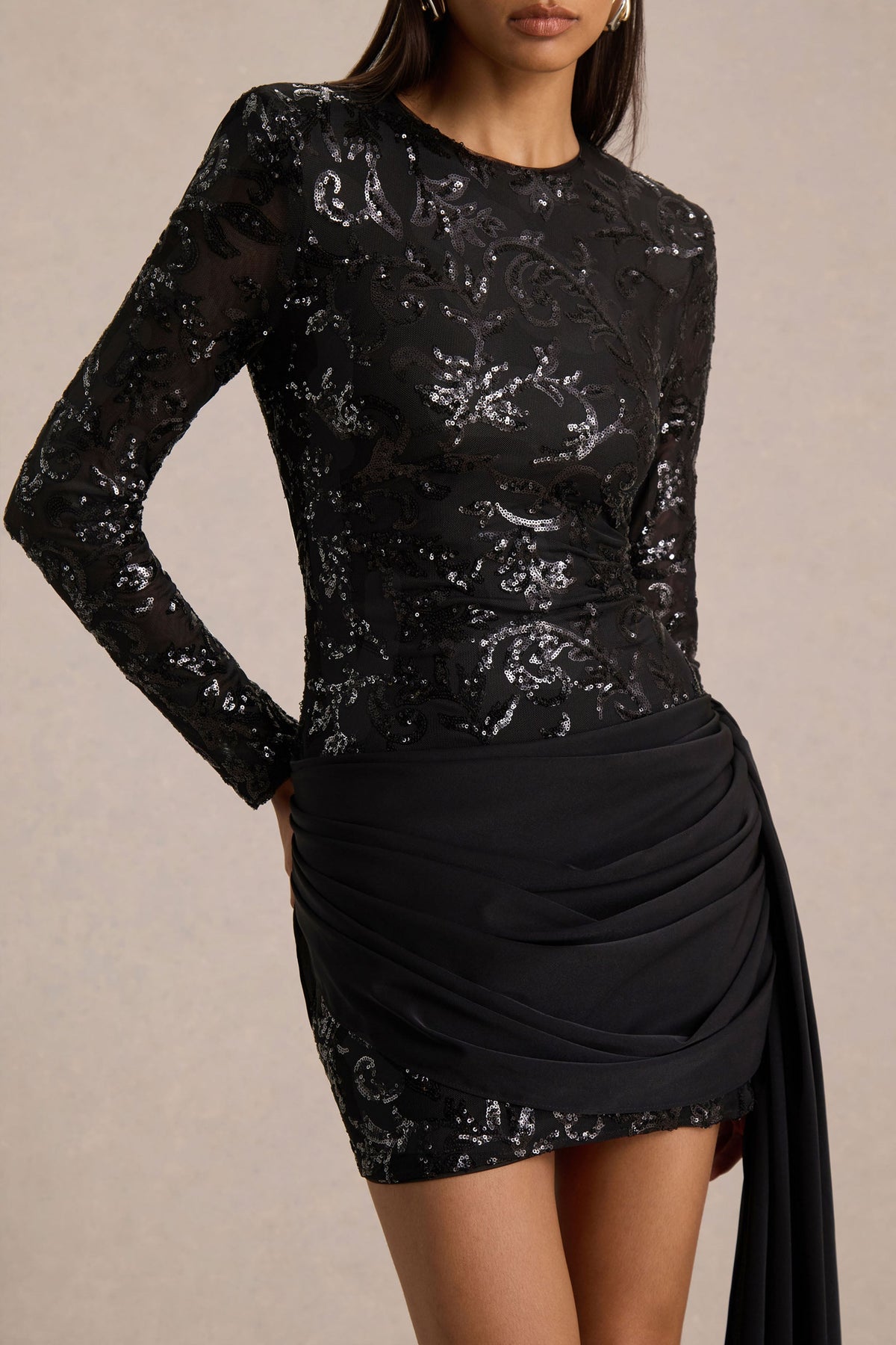 Florecita | Vestido Corto Negro de Cuello Alto en Encaje con Aplicaciones y Tejido Ligero, con Detalle de Lazo