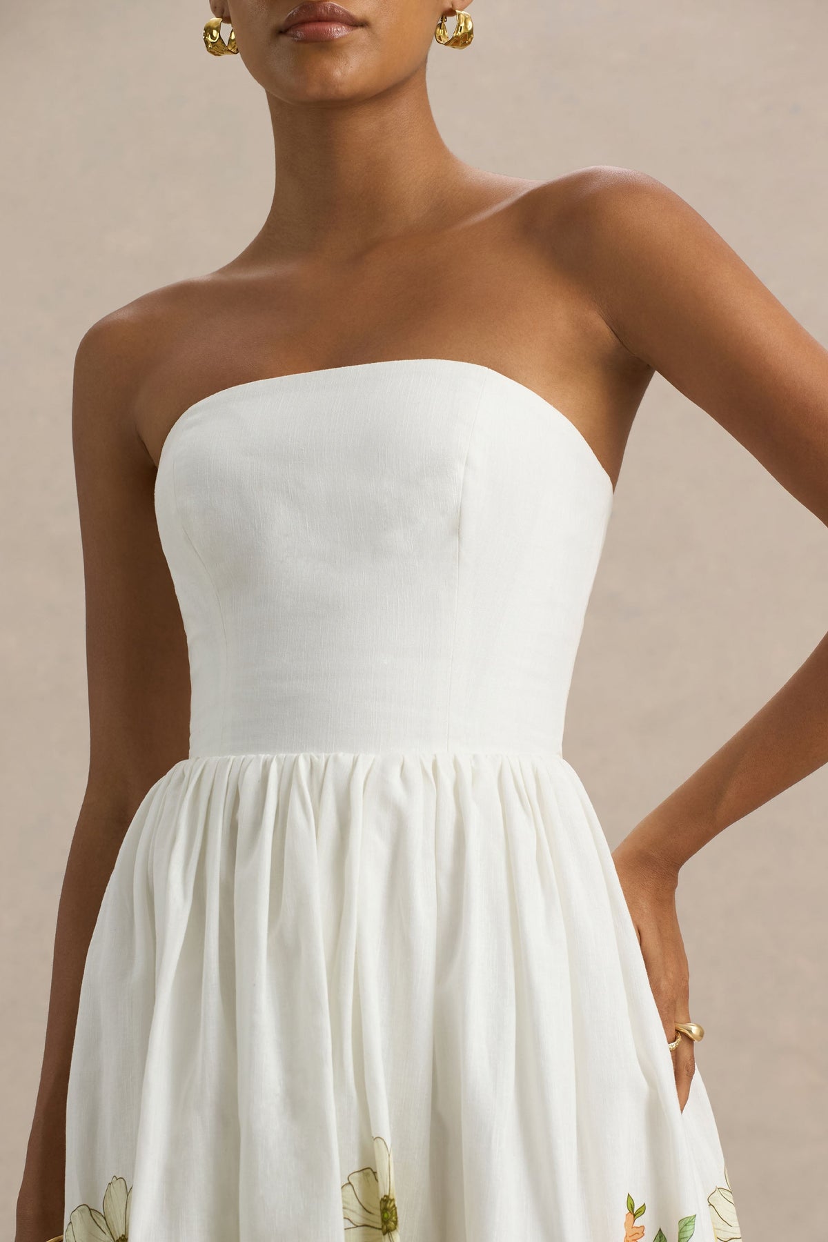 Ivory | Vestido midi asimétrico con escote bandeau y estampado de girasoles