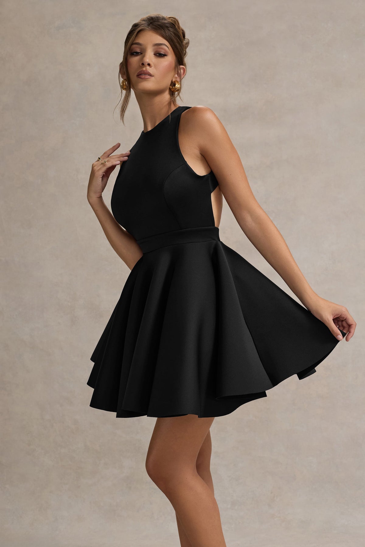 Waverly | Vestido corto en negro con espalda abierta y falda skater