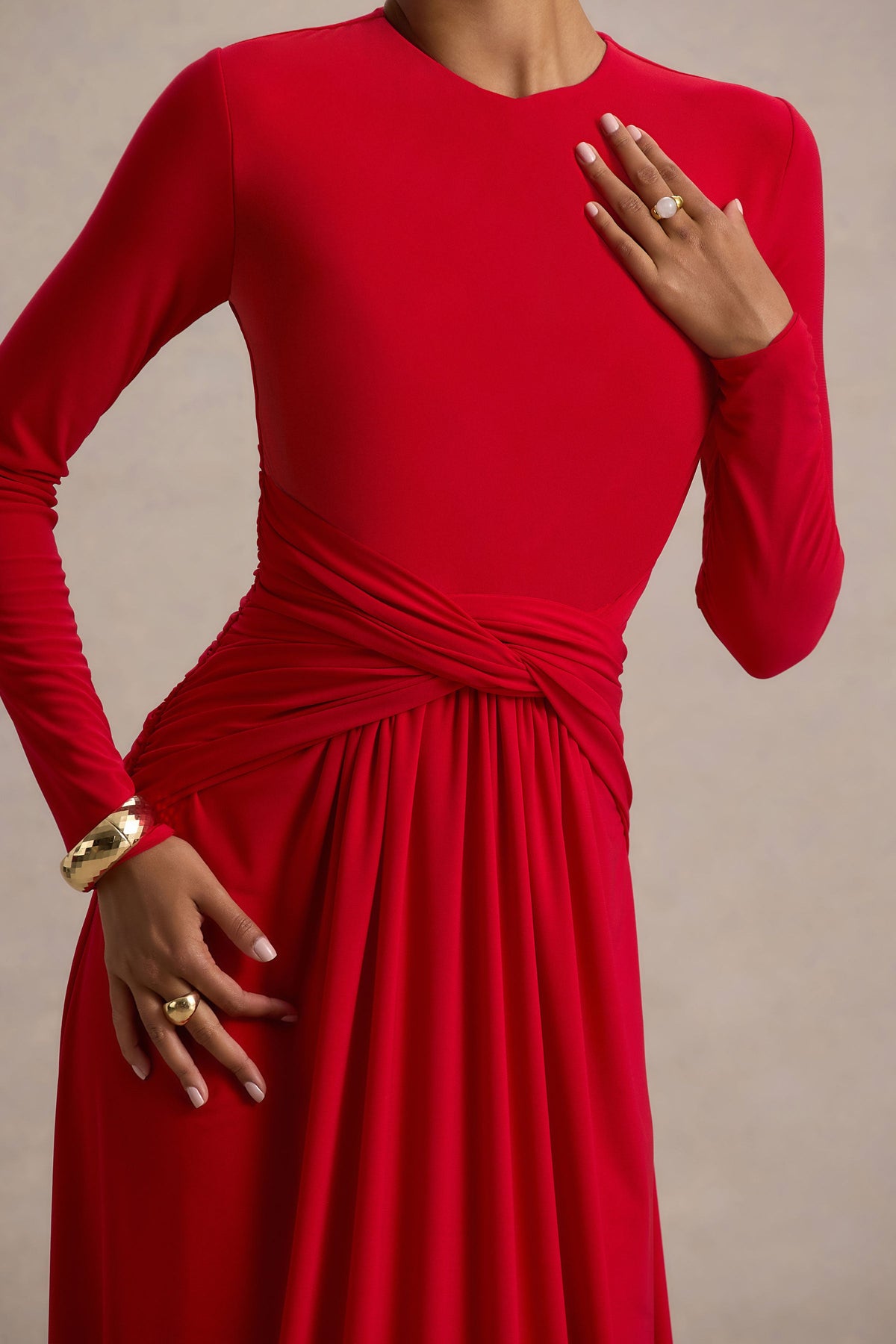 Estrella | Vestido largo rojo de mangas largas y detalle cruzado en la cintura