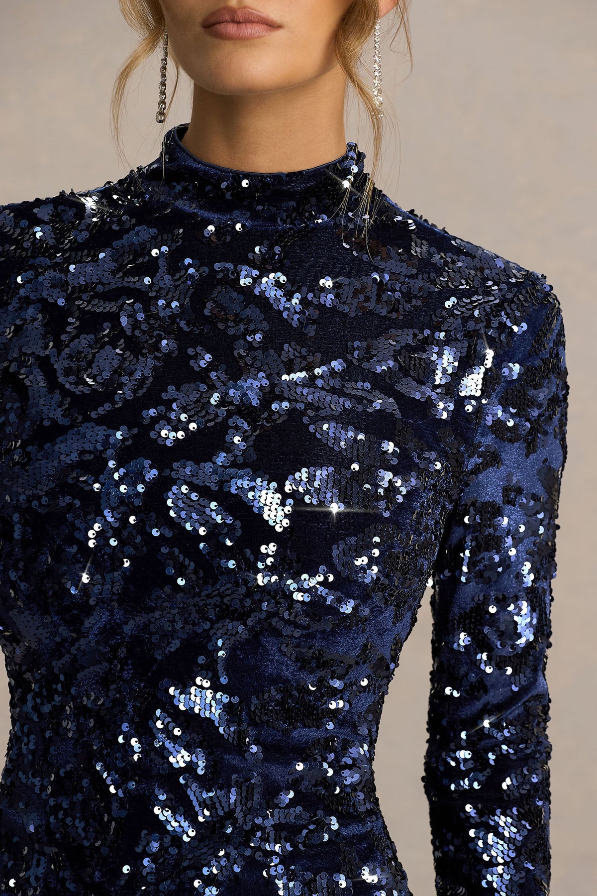 Alanita | Vestido midi azul marino de terciopelo y lentejuelas con cuello alto y mangas largas