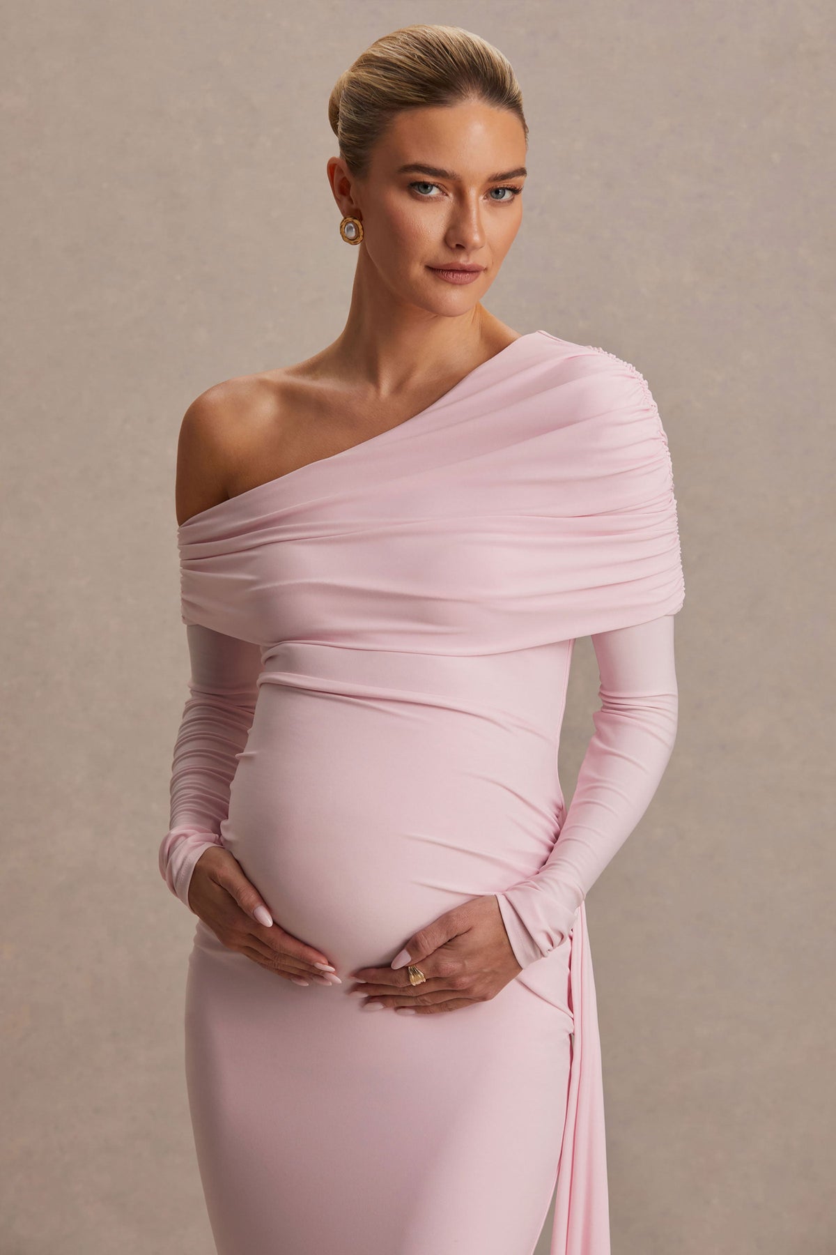 Amara | Vestido Largo Premamá Rosa Empolvado con Escote Asimétrico y Detalle de Fajín
