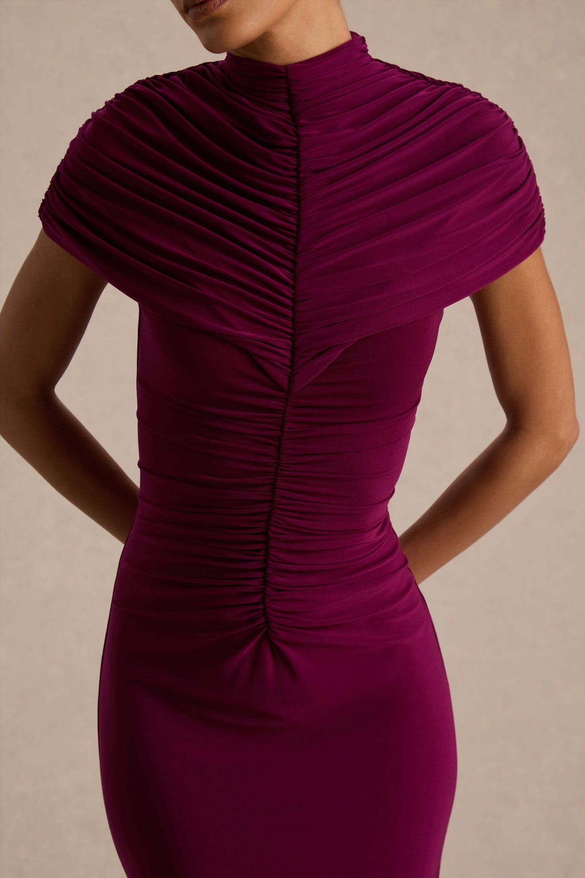Azaria | Vestido largo burdeos de cuello alto con detalles fruncidos