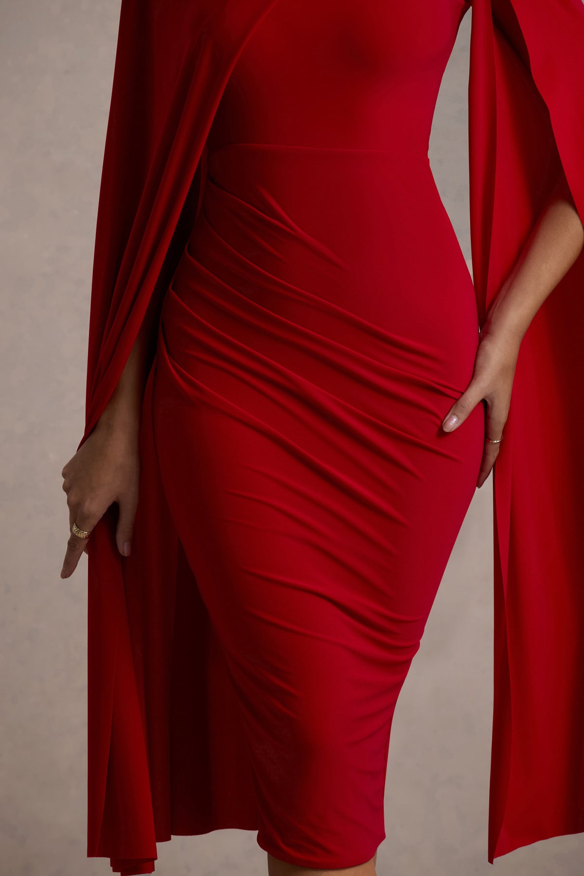Marysol | Vestido midi ajustado y mangas capa en color rojo