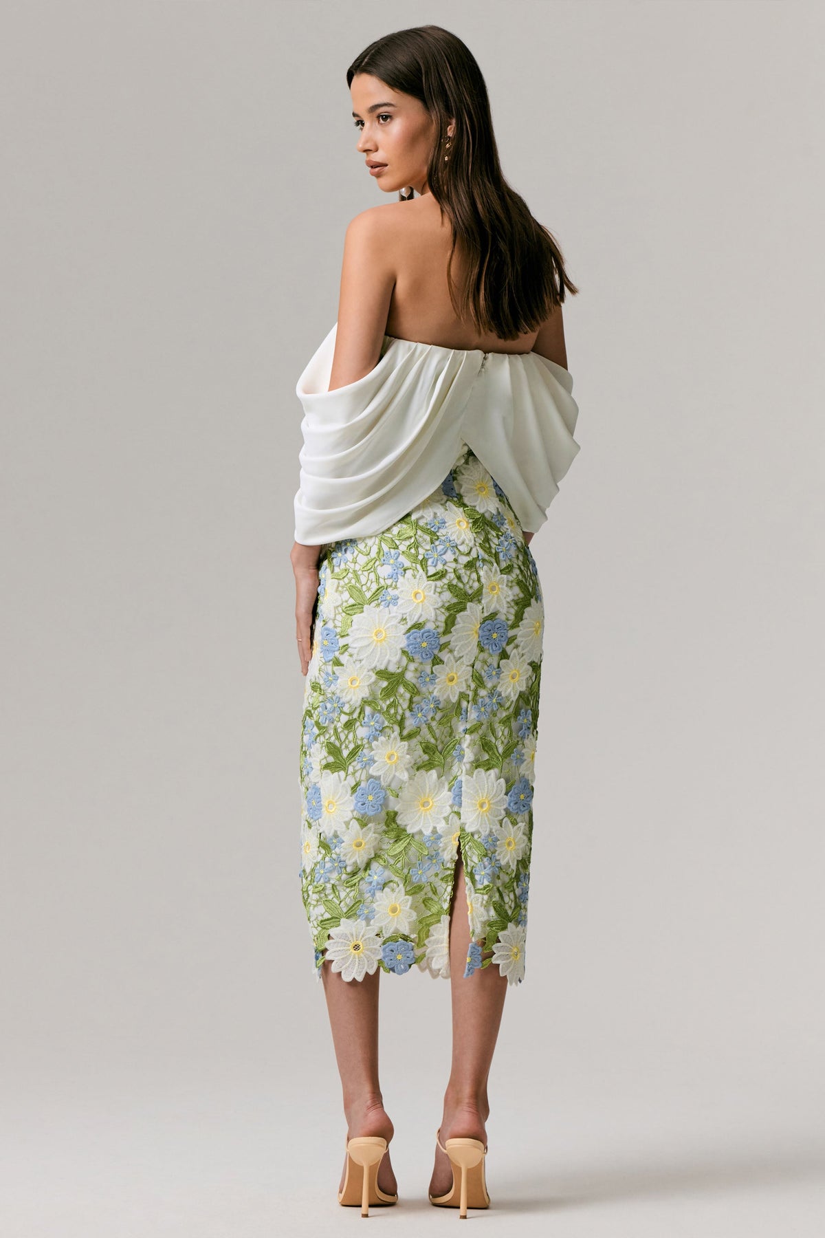 Entitled | Vestido Midi con Estampado Floral Crema y Escote Bardot con Detalles de Encaje