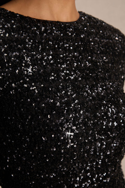 Mercedes | Vestido Corto de Lentejuelas Negras, Escote Barco, Manga Larga y Detalles Drapeados