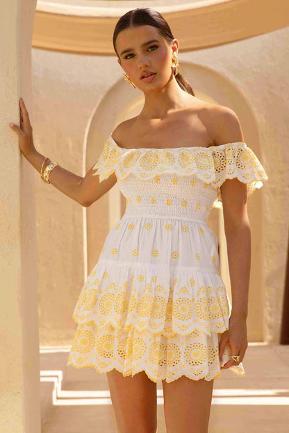 Andrea | Vestido Corto Bardot en Limón y Blanco con Volantes de Encaje Bordado