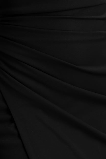 Lola | Vestido largo asimétrico Negro con detalles fruncidos y abertura frontal alta
