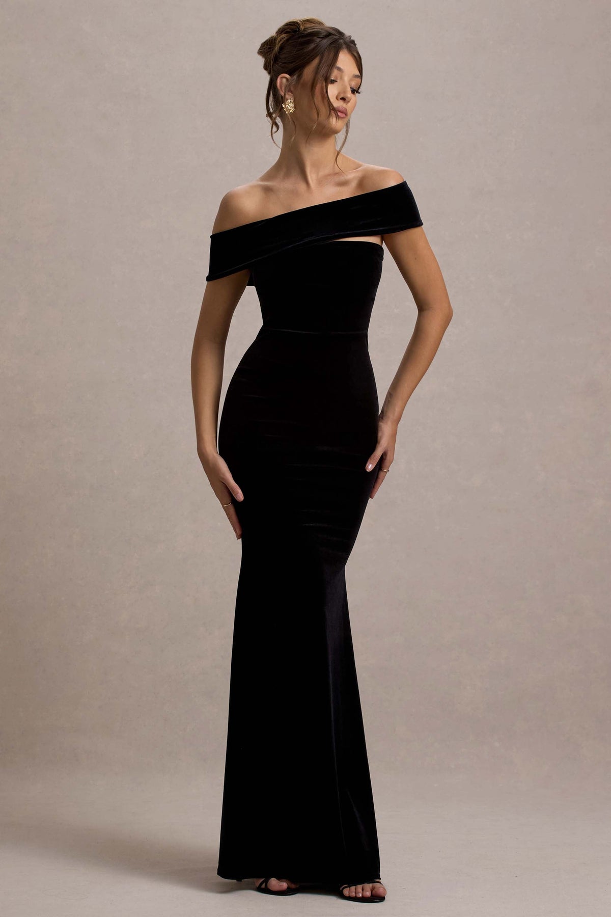 Candela | Vestido largo de Terciopelo negro con Escote Bardot Asimétrico