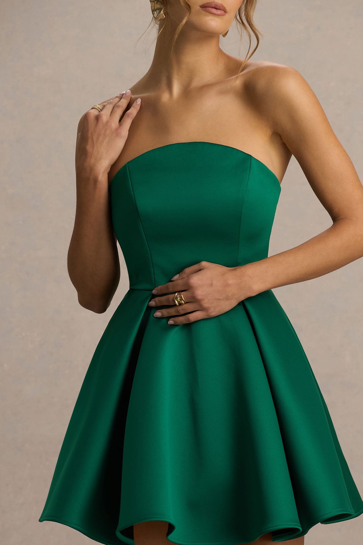 Fleur | Vestido Corto bandeau de satén en verde oscuro