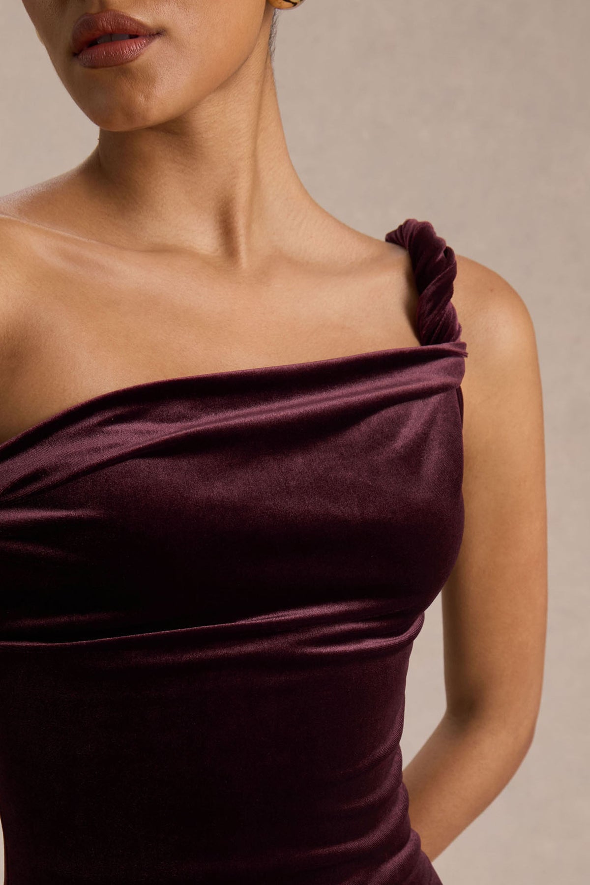 Carella | Vestido Midi Asimétrico de Terciopelo Burdeos con Detalle Retorcido
