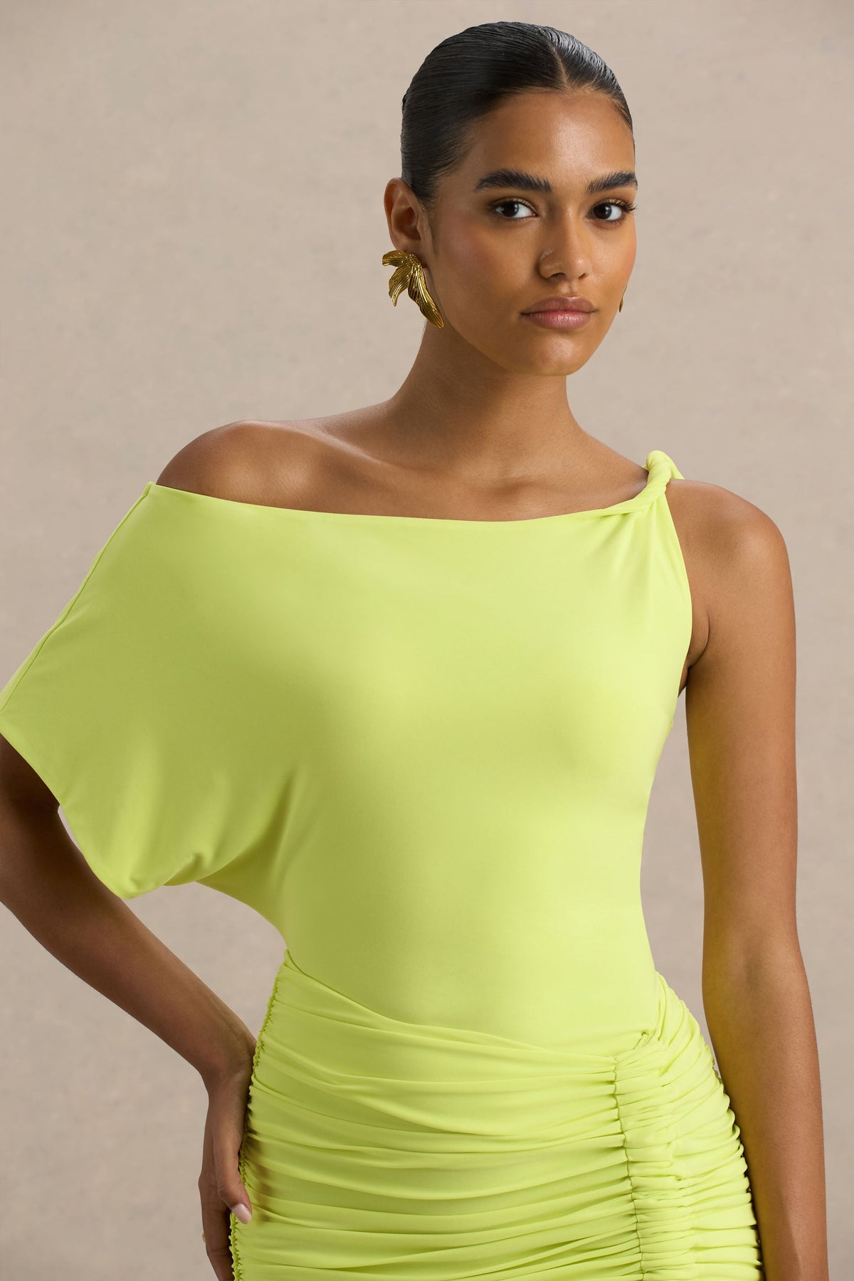 Marci | Vestido corto en Verde Lima Asimétrico Fruncido con Fajín