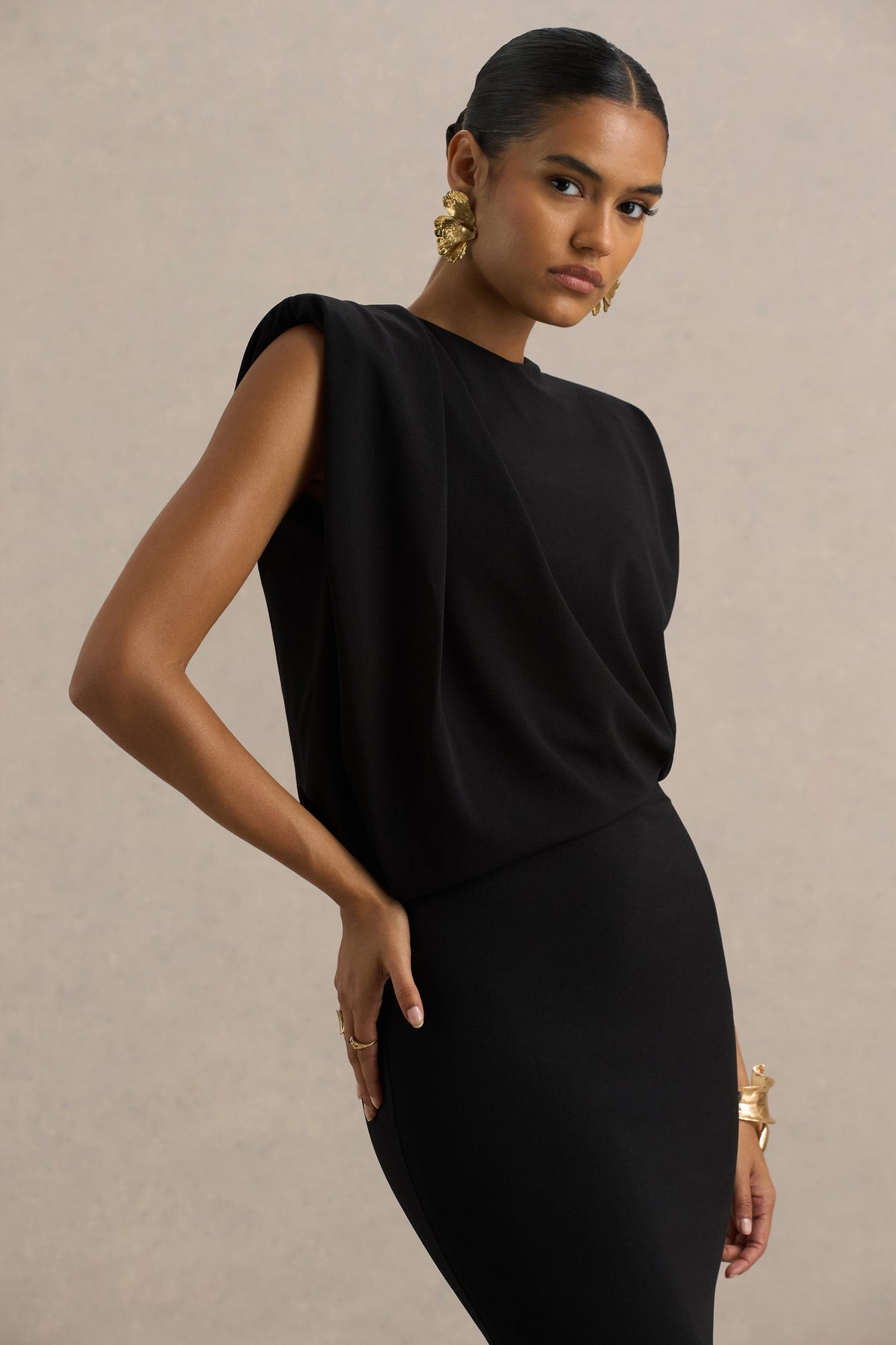 Meave | Vestido largo negro con escote barco y detalle drapeado