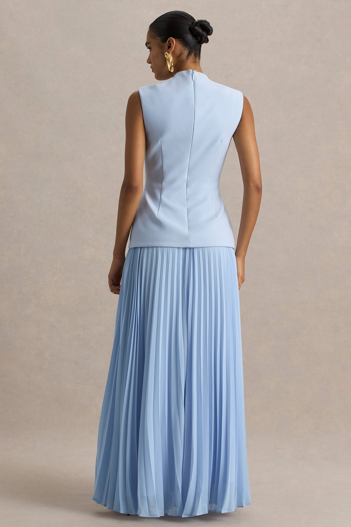 Heavenly | Vestido largo azul claro con detalle de botones dorados y falda plisada