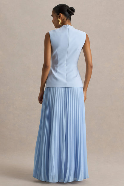 Heavenly | Vestido largo azul claro con detalle de botones dorados y falda plisada