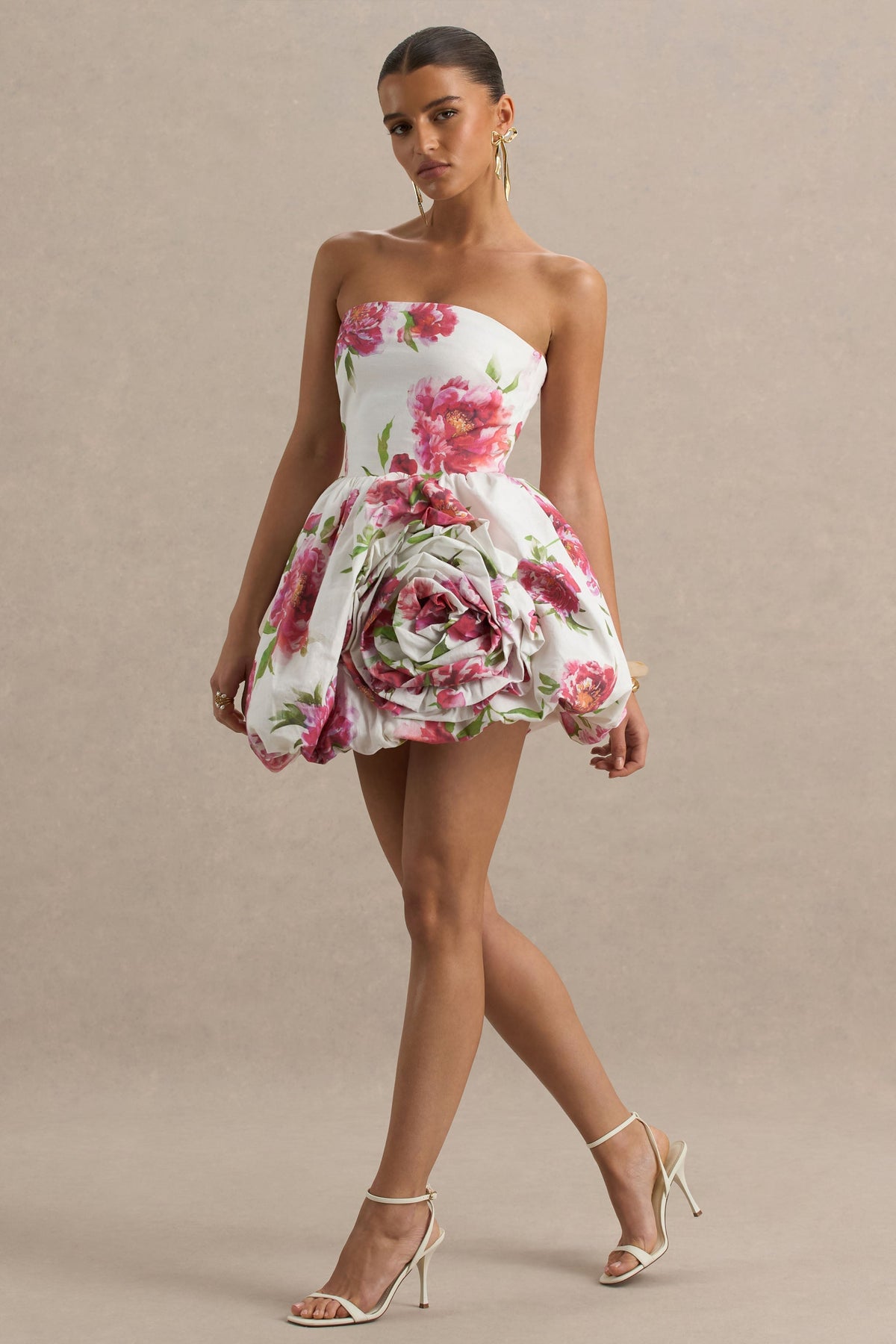 Adira | Vestido corto palabra de honor con estampado floral crema, falda globo y detalle de volante